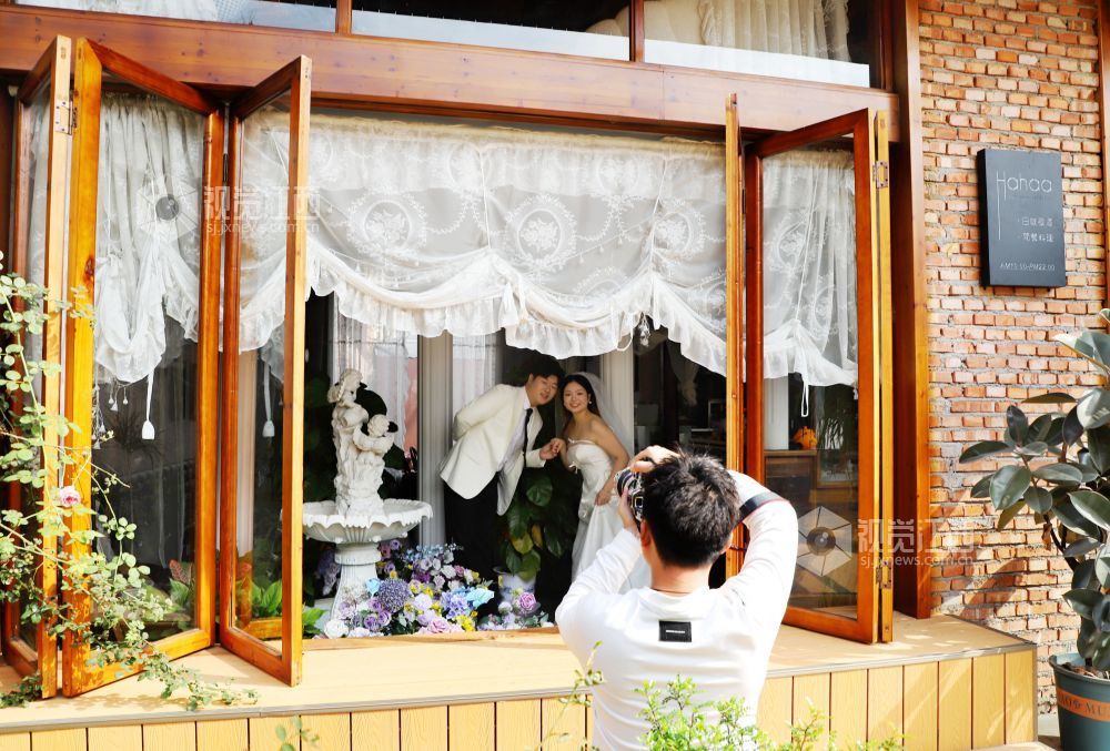 12月2日,一对新人在江西省新余市渝水区城北街道蛤蟆山村拍婚纱照。