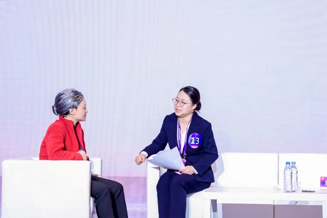 张乐琳在总决赛模拟调解现场进行调解。