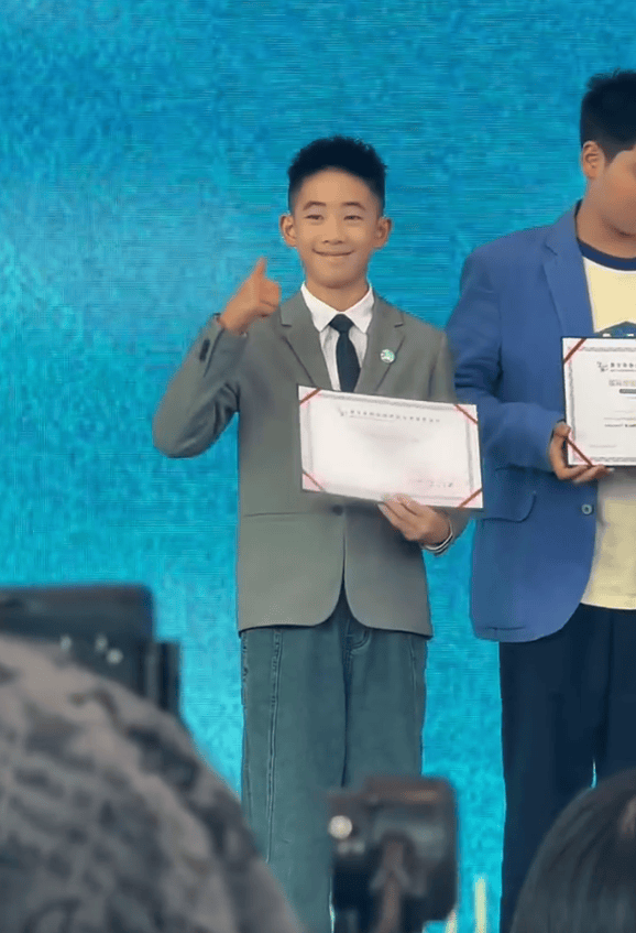 Jasper登台领奖。