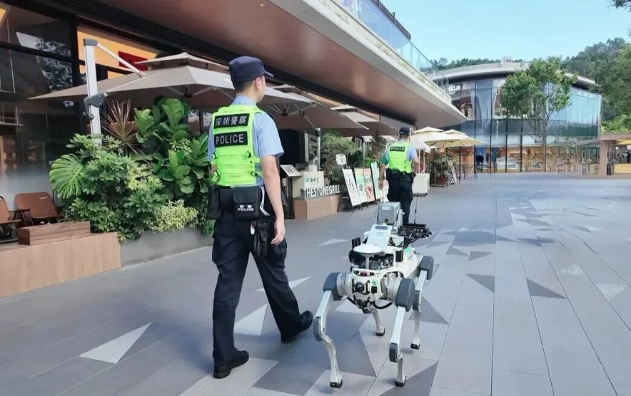 机器狗协同民警开展巡逻防控