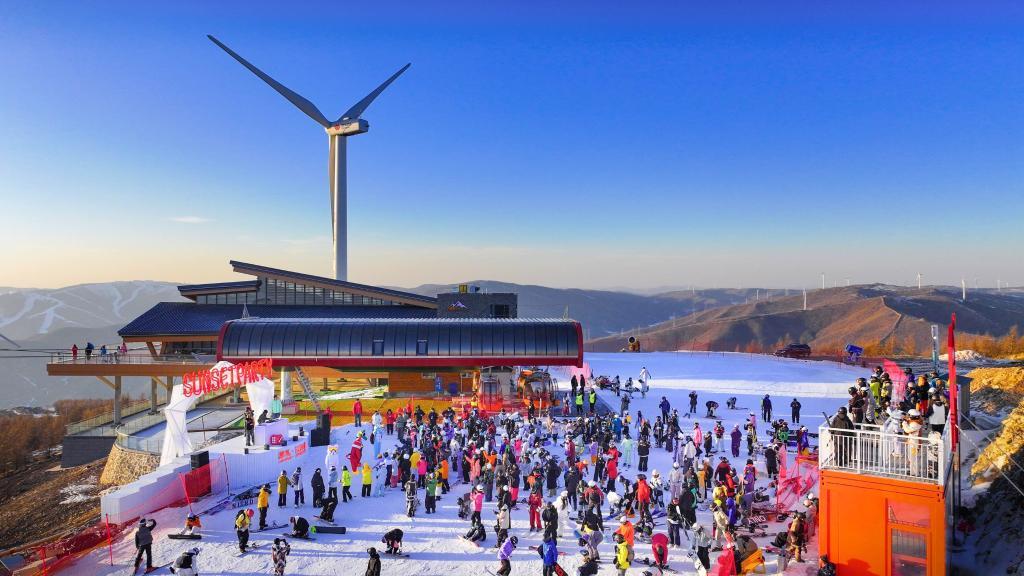 11月23日,位于河北崇礼的雪如意滑雪场迎来客流高峰。受访单位供图
