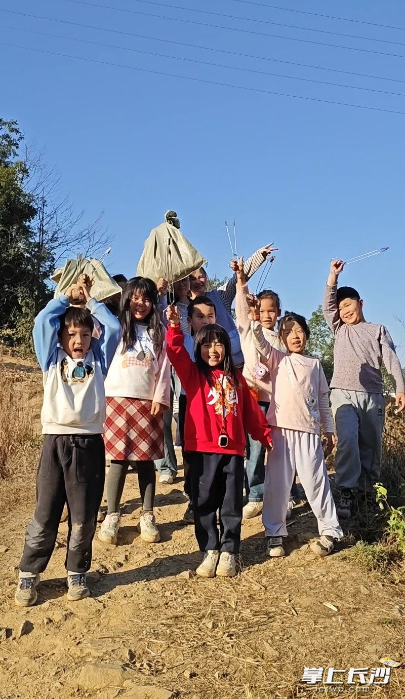 公园干净了，孩子们开心地笑了。