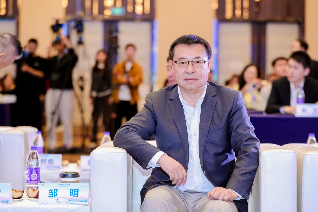 凤凰卫视编委，凤凰网副总裁、资深总编辑邹明出席推介会。