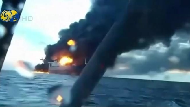 乌军无人艇攻击俄影子船队，2艘油轮起火