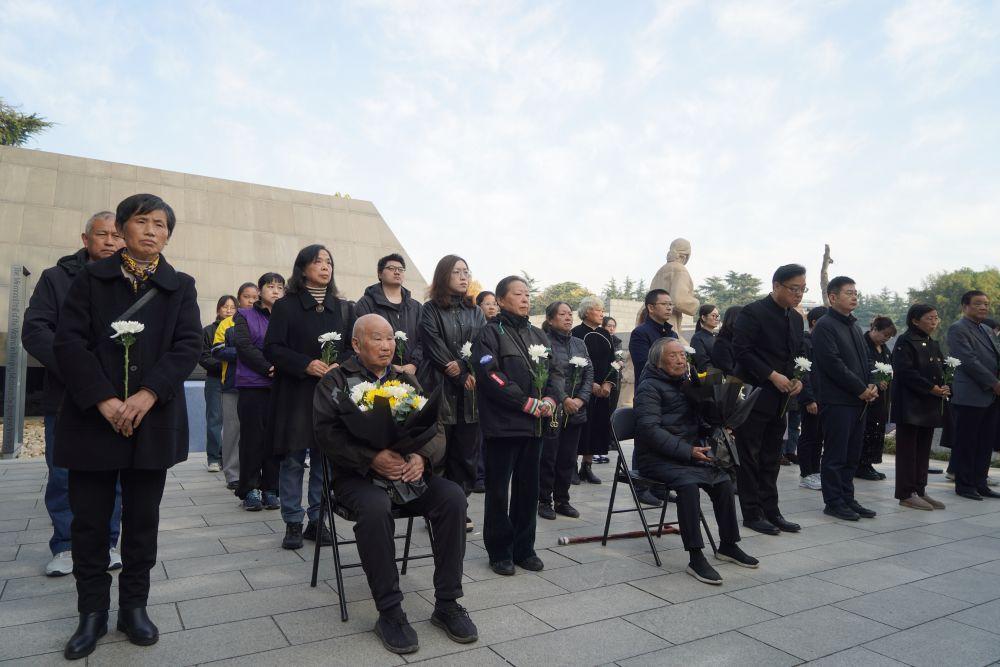 11月30日，南京大屠杀幸存者夏淑琴、刘民生带着家人参加南京大屠杀死难者家庭祭告活动。新华社记者 刘臻睿 摄