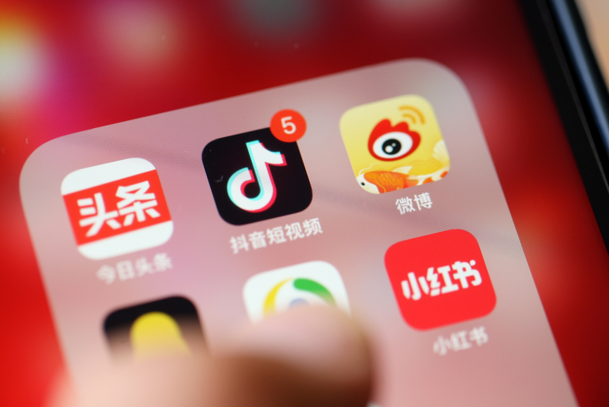 ▎近年来,小红书越来越受台湾民众的欢迎。2022年2月,小红书一度登上台湾地区iOS应用商店免费榜冠军;2024年,小红书在台湾地区已拥有300多万名活跃用户,且日均使用时长45分钟,高于全球平均水平。(图源:东方ic)