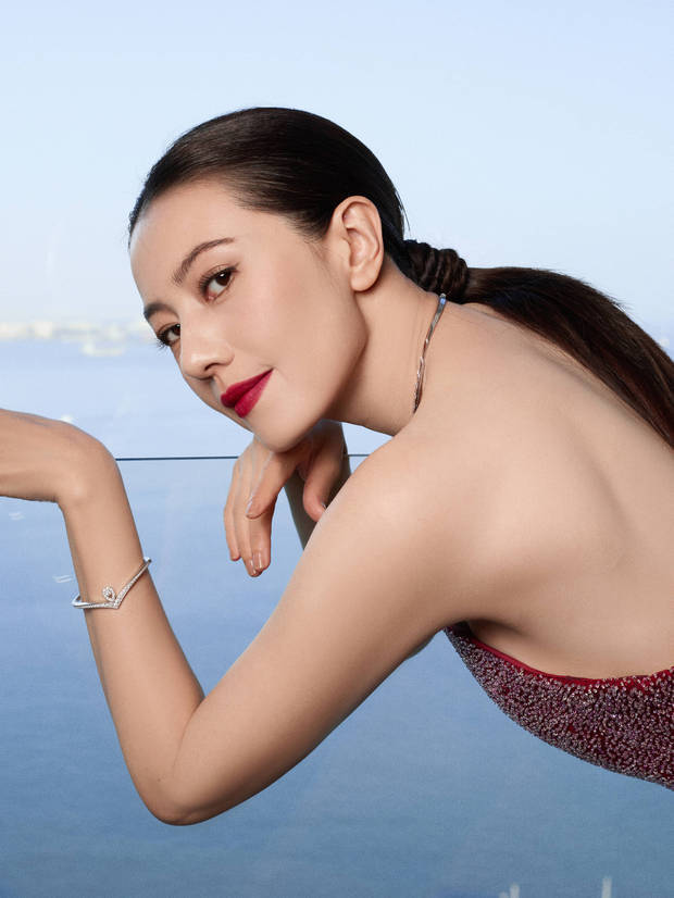 高圆圆绽放迷人笑容，气场全开。