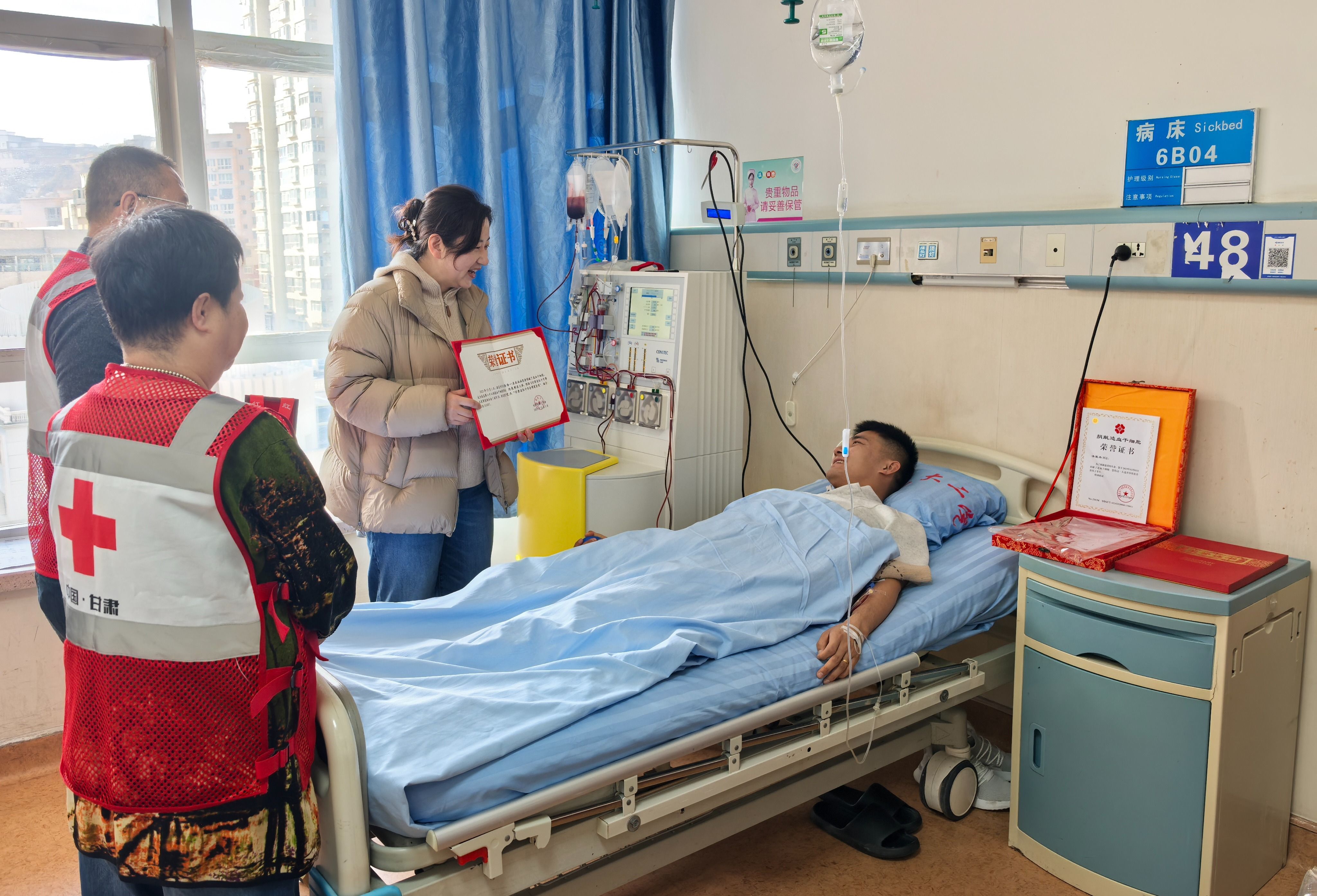 甘肃省红十字会为漆星杰送去荣誉证书