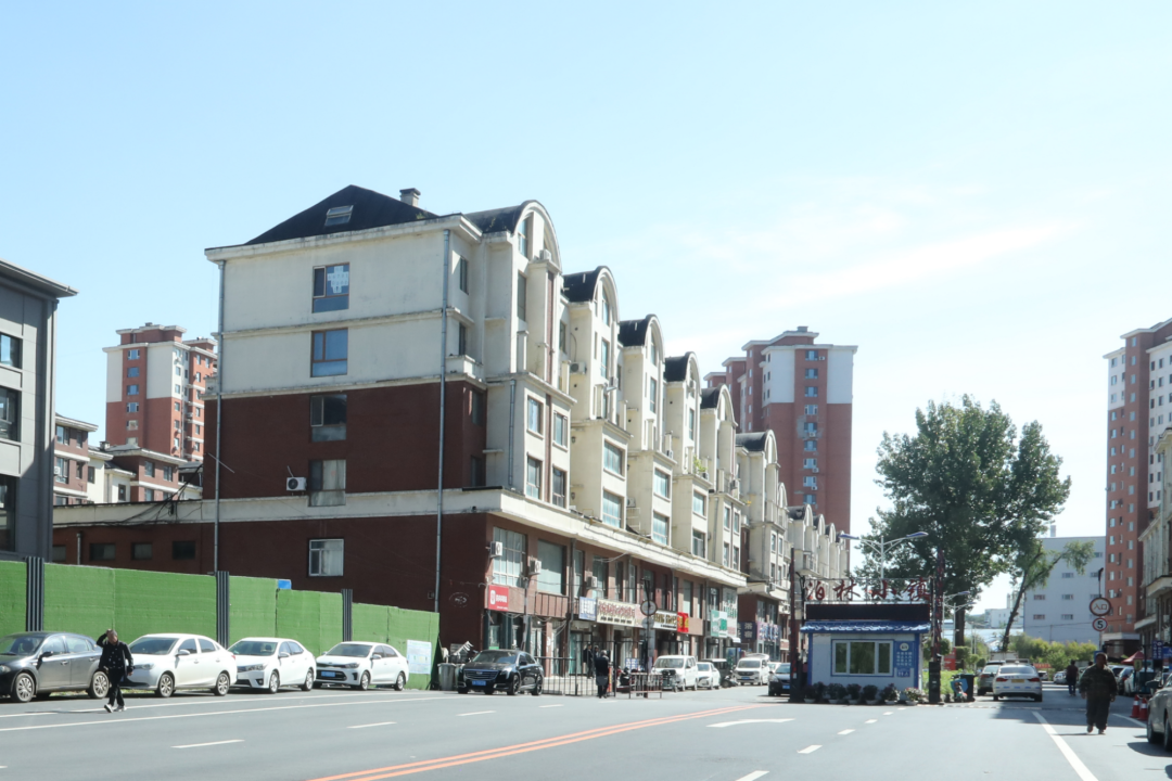 泊林小镇路口改扩建后，居民出行更加便捷通畅