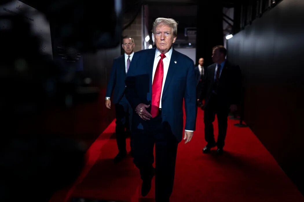 共和党全国代表大会周一在密尔沃基举行,前总统特朗普在大会第一天准备进入会场。