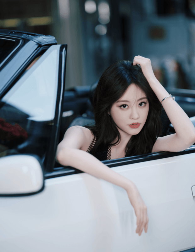 搜狐娱乐讯 12月10日,祝绪丹分享街头随拍,身穿黑裙明艳大气。