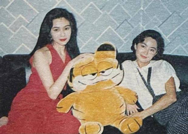 关之琳早年与林青霞合照。