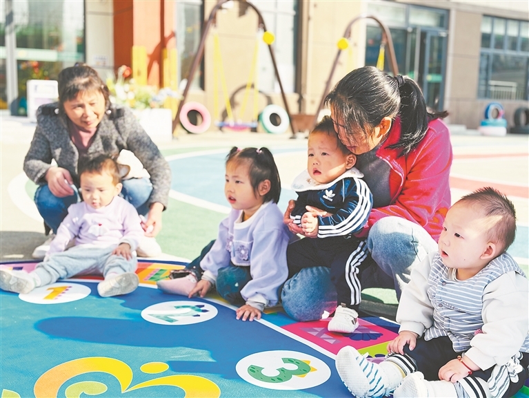 南昌县托育服务中心，孩子们在上体验课。　　 本报全媒体记者 侯艺松摄