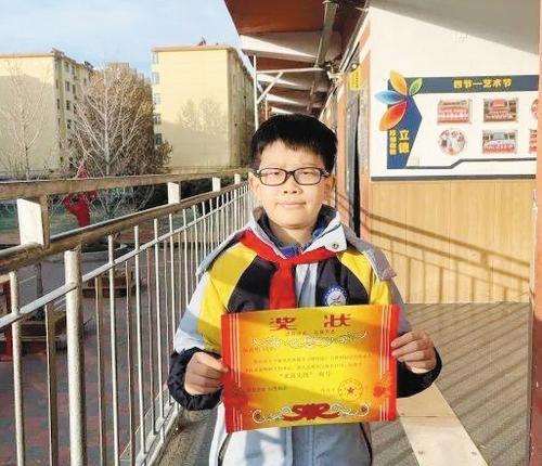 邢台市新华南路小学授予耿彦明“求真先锋”奖状。