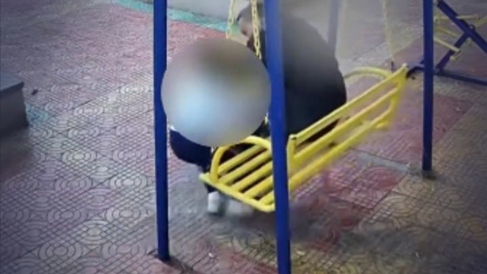 男子公园内强行搂抱女童，女童被吓尖叫挣扎，当地通报：44岁男子被刑拘