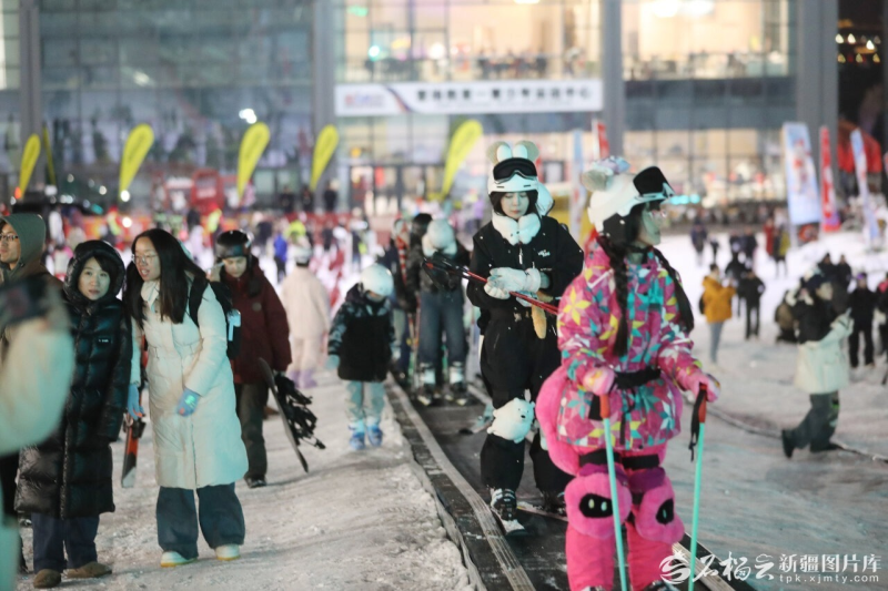 12月5日晚,丝绸之路山地度假区迎来了众多市民和游客。石榴云/新疆日报记者 李雄心摄