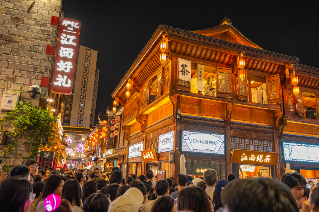 游客在万寿宫街区观看楼上的赣派文化表演。 视觉中国 图