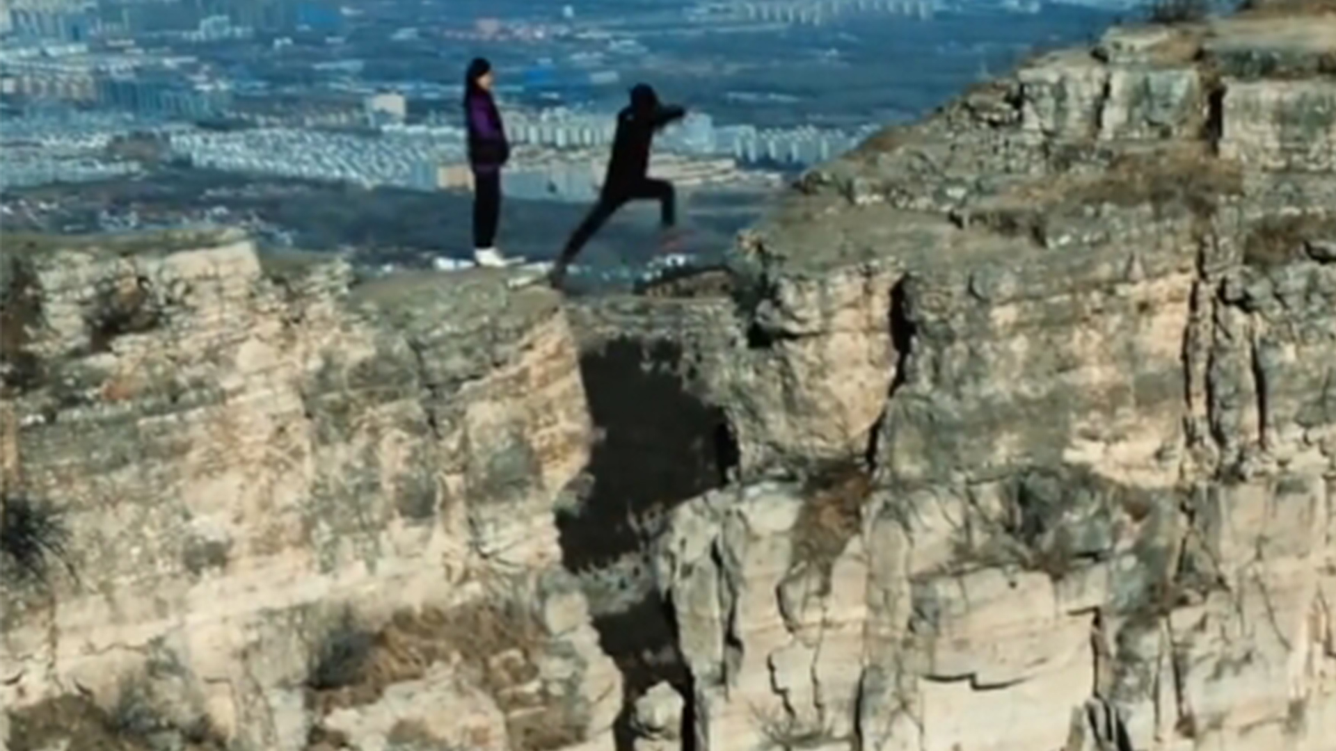 多名男子在高崖间隙横跳拍视频，社区：系野山，将加装安全设施