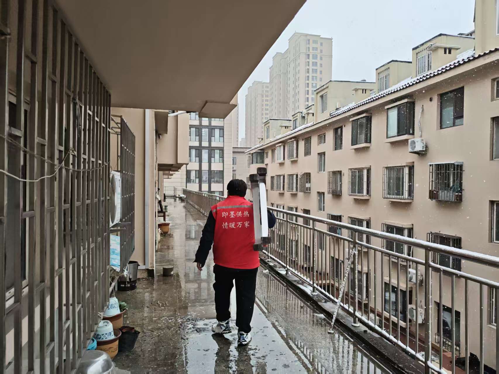 风雪中的“即热人”:守护墨城温暖的第一道防线