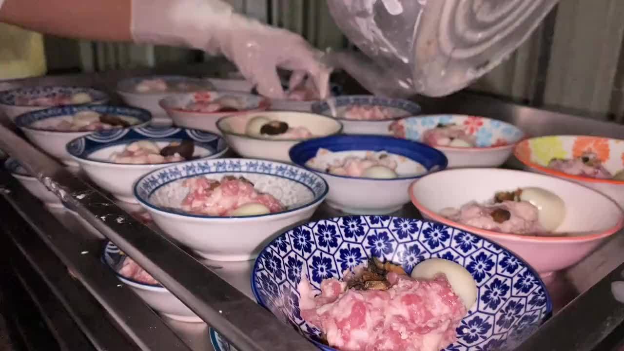 凌晨3点开始做，早上8点卖完，这道特色早点费工费时，味道惊艳