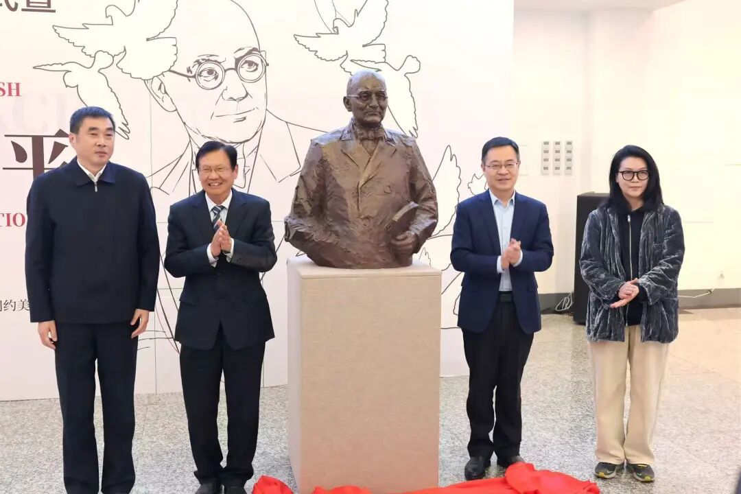 俞锋、鲍永安、经地生、朱智伟共同为约翰&middot;拉贝雕像揭幕