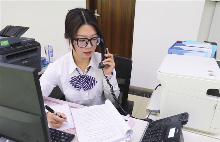 工作人员为群众提供政务咨询服务