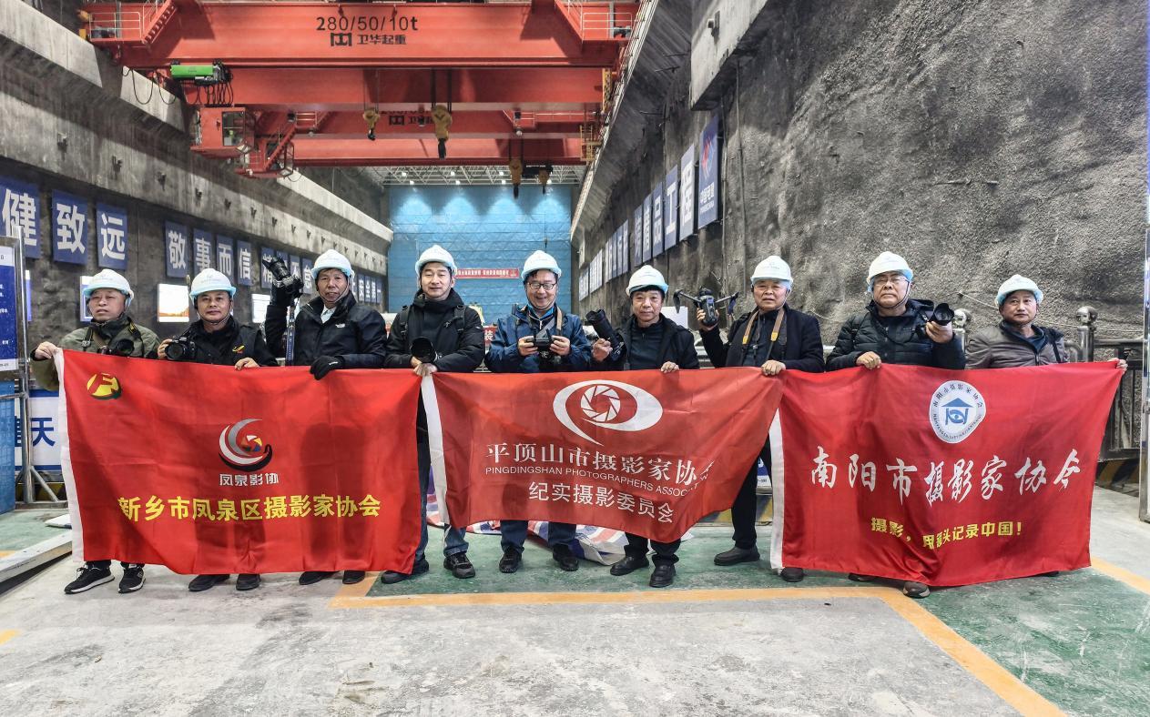 鲁山豫能抽水蓄能电站项目坐落于鲁山县城西南赵村镇、四棵树乡境内，设计装机容量130万千瓦，计划总投资86.77亿元，是鲁山县“十四五”时期开工建设的首个近百亿元重大项目，也是该县优化产业结构、壮大工业经济、培育新能源产业的核心载体，同时被列为河南省重点工程。电站建成投用后，将主要承担河南电网调峰、填谷、调频及紧急事故备用等重要任务，有效优化全省电源结构，缓解电网调峰压力。项目建设期间，年均可拉动地方GDP增长约10亿元；项目投产运行后，年发电量10.5亿度，年均向地方上缴税费约1亿元，每年可节省标煤40.5万吨，可减少二氧化碳排放量102.5万吨，对于稳定电网运行、改善生态环境、优化旅游资源、推动地方经济发展、助力乡村振兴具有十分重要的意义。