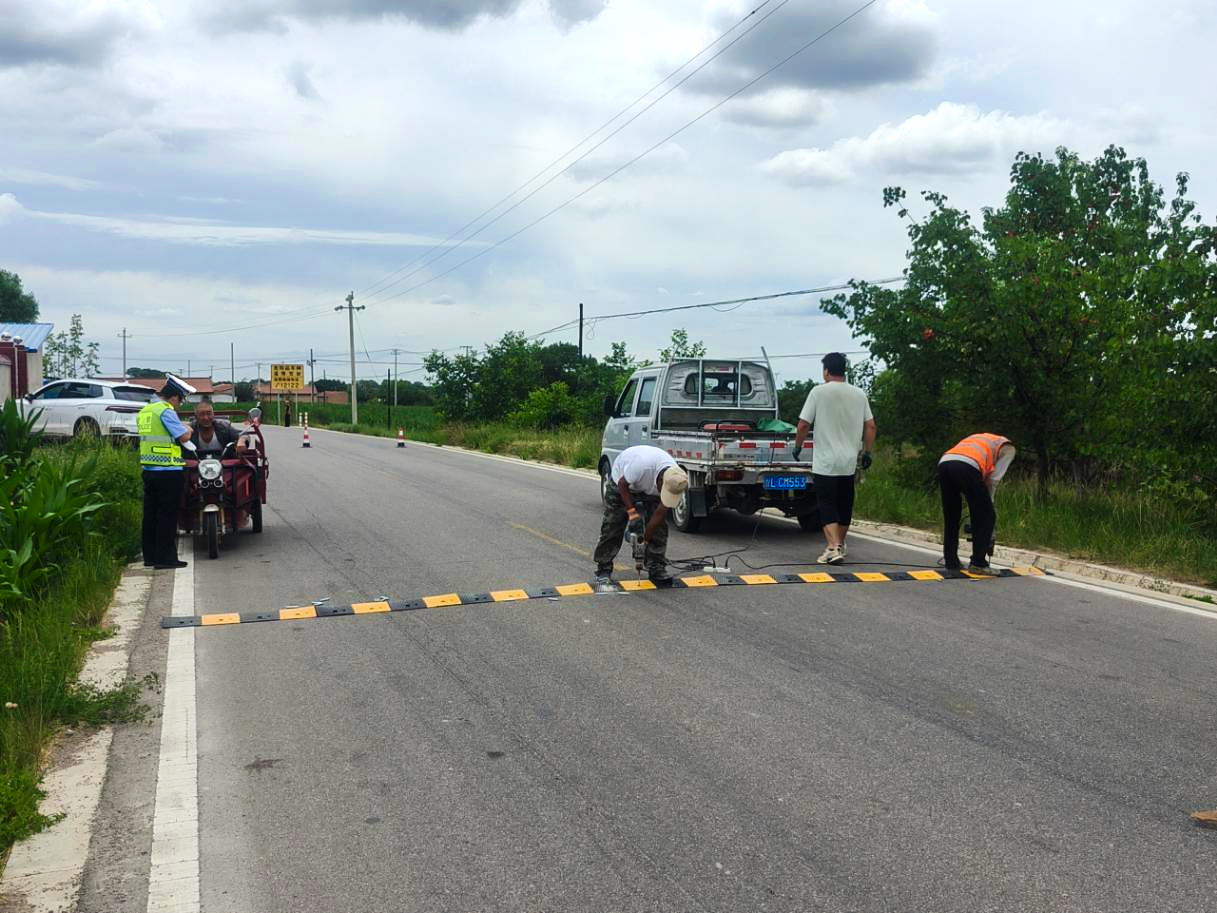 图1为寨河乡平安法治办安装道路减速带(崆峒区融媒体中心供图).png