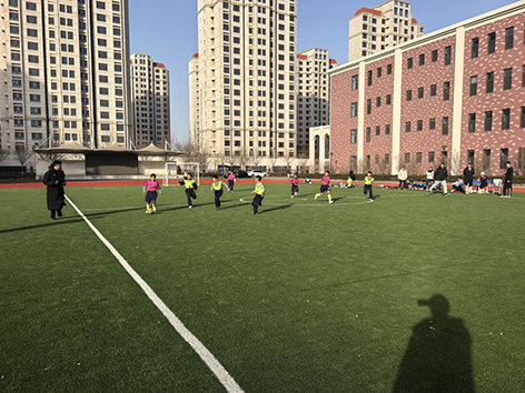 (图为长白学校11号队员带球进行突破 北戴河新区教育局供图)