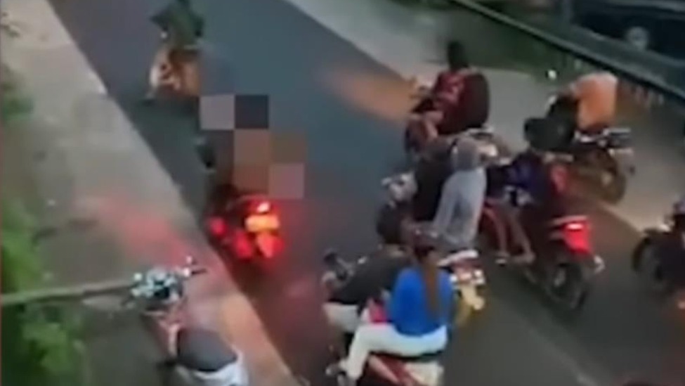 印尼男子涉嫌强奸残疾女性，被村民暴打致死游街示众，生殖器被割掉并切碎