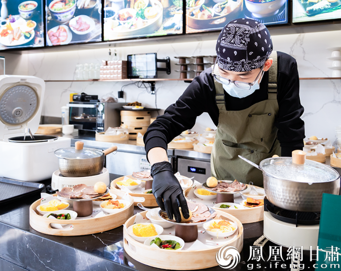 安泊尔依托本地资源,开发出多款兰州牛肉面特色菜品。马瑞凡 摄