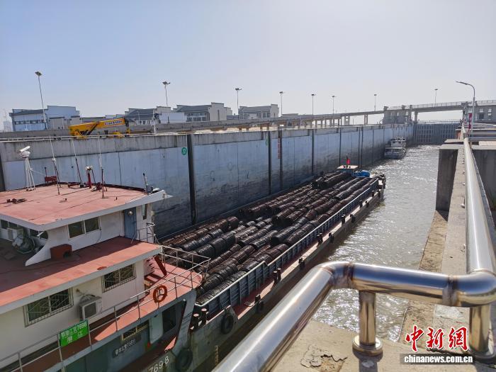 图为船舶通过信江流域一处船闸。江西省信江船闸通航中心 供图