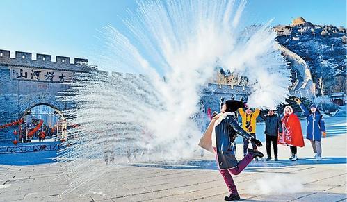 游客在大境门景区前玩泼水成雾。韩涧峰摄