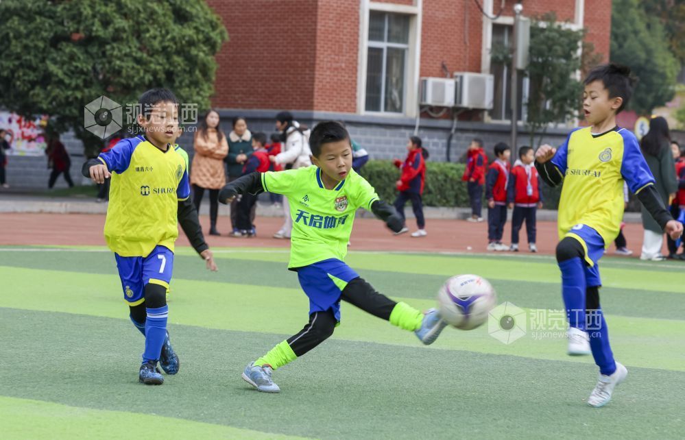 2025年12月5日,江西省瑞昌市第六小学第六届校园足球班级联赛开赛,学生们在绿茵场上展开对抗比赛。