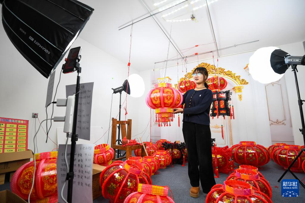 12月10日,在河北省石家庄市藁城区屯头村一家宫灯销售处,直播人员进行线上销售。
