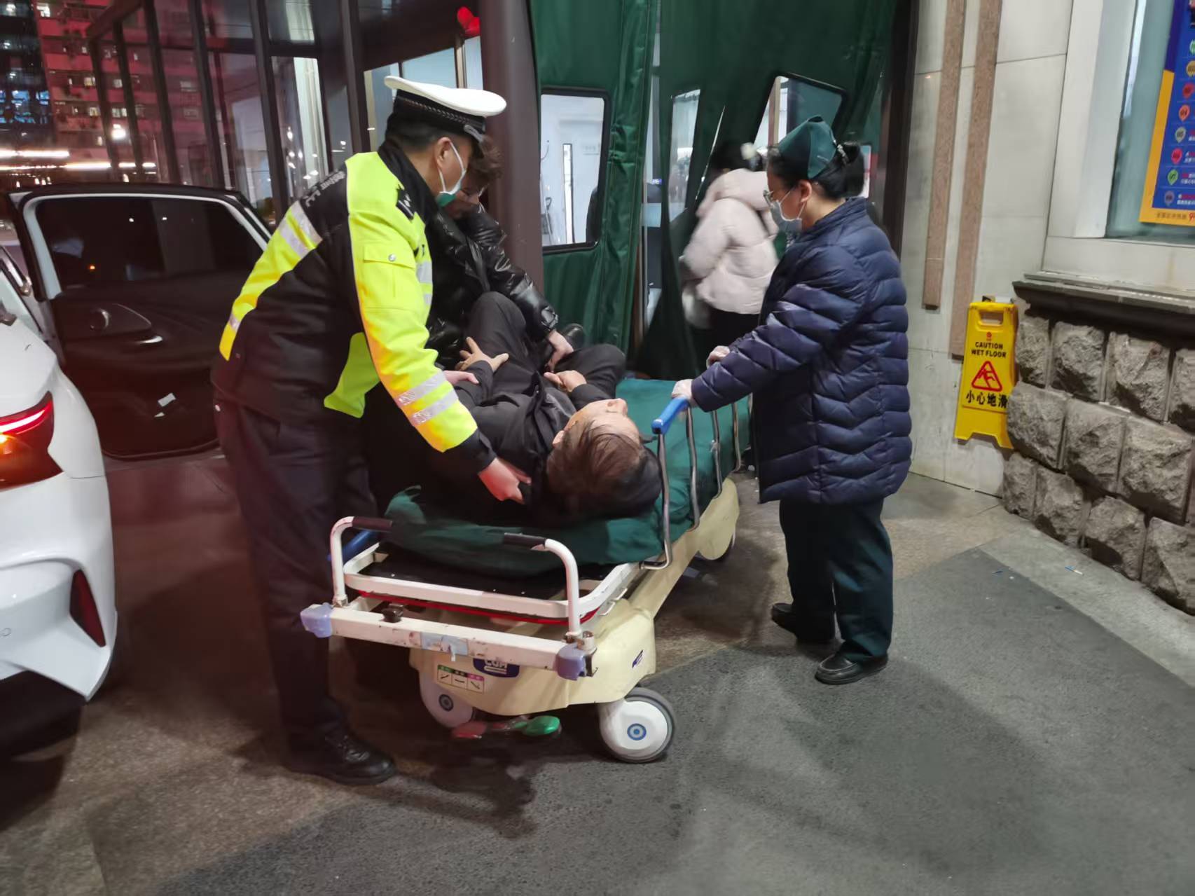 晚高峰生死竞速！贾汪交警20分钟急送重伤老人就医