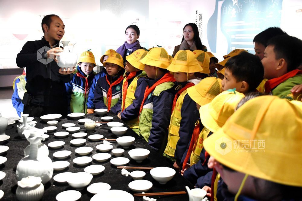 2025年12月9日,江西省抚州市南丰县妇联组织开展的“乐育桔娃·非遗润童心”公益研学活动走进白舍窑工坊,让学生们近距离感受千年古窑艺术带来的独特魅力。