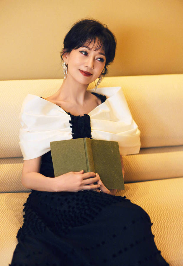 赵雅芝歪头浅笑气质端庄。