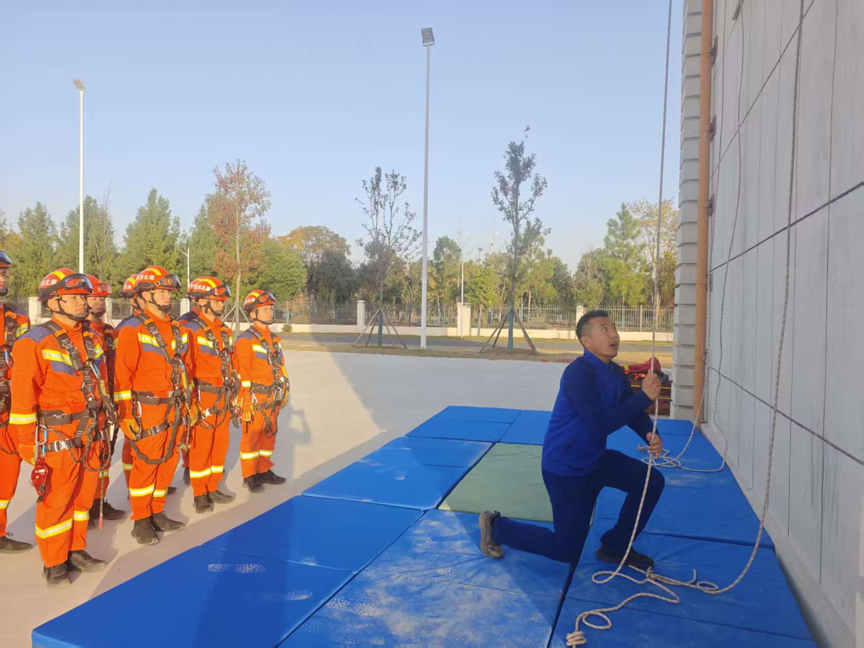 武汉市应急救援专业队正式担负战备执勤