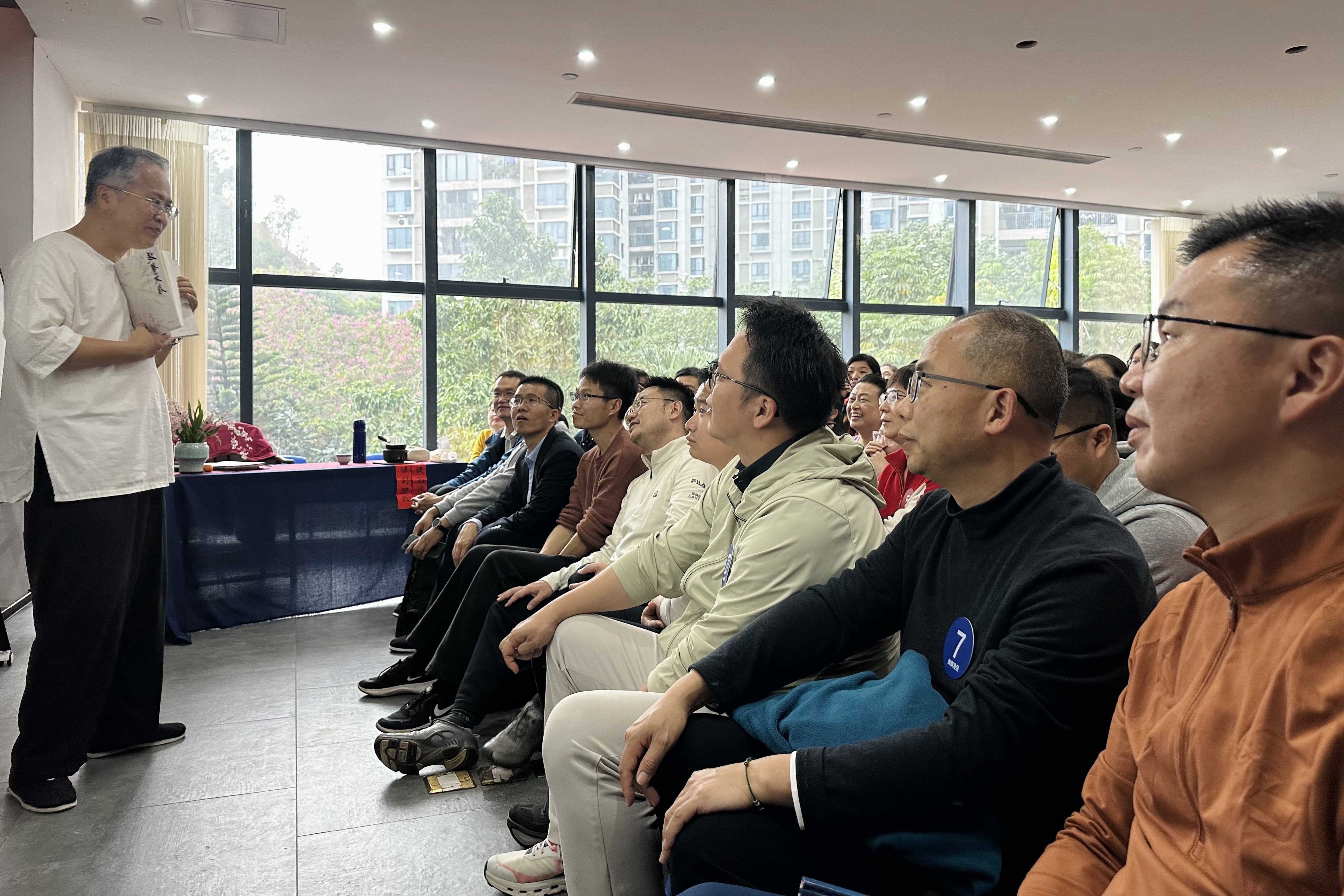 看教育专家要“听其言，观其行”：薛仁明《教养不惑》新书发布会在深举行——成年孩子即是我“礼乐文明”教育理念的验证码