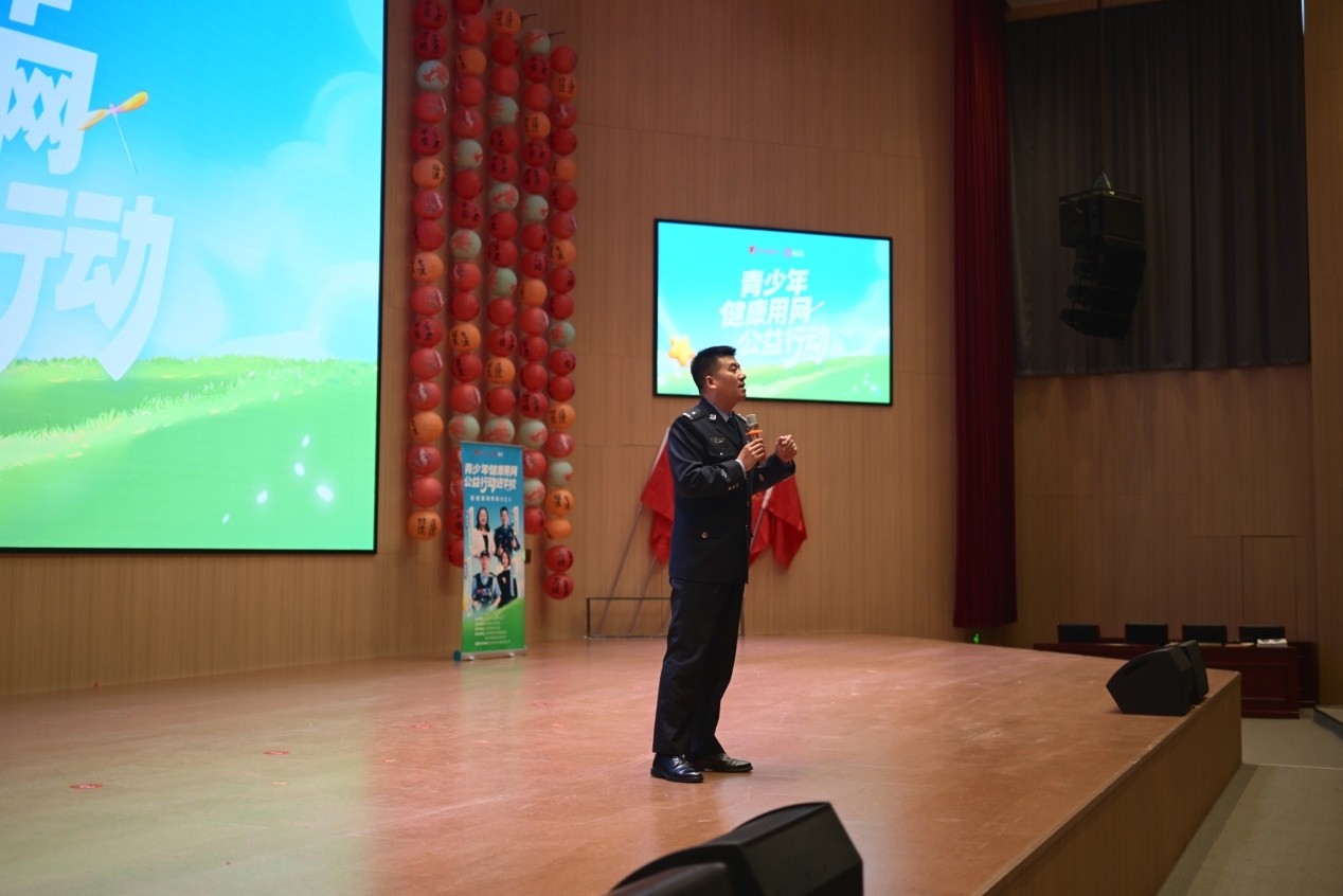 （枣庄市公安局民警刘鹏进行安全用网脱口秀表演）