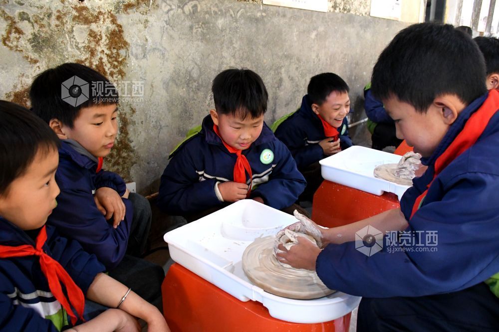 2025年12月9日,江西省抚州市南丰县妇联组织开展的“乐育桔娃·非遗润童心”公益研学活动走进白舍窑工坊,让学生们近距离感受千年古窑艺术带来的独特魅力。