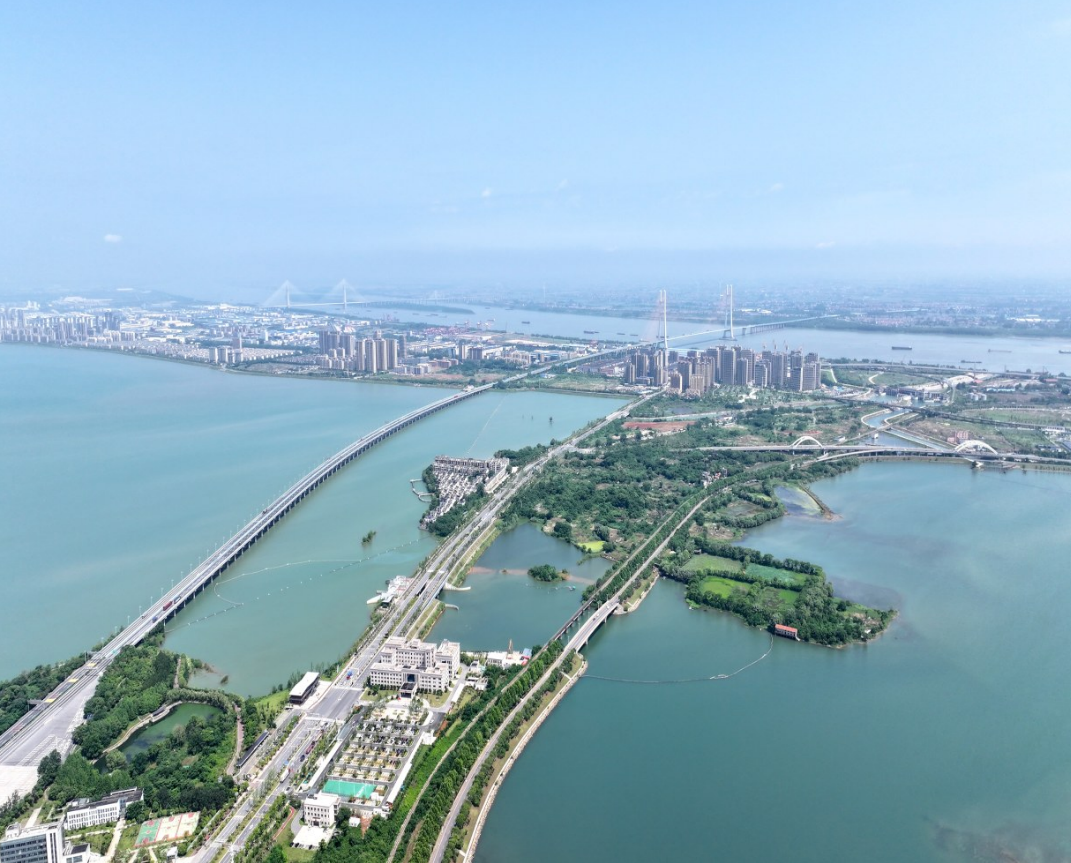 “江湖同框”美景。（九江日报全媒记者 刘家 摄）