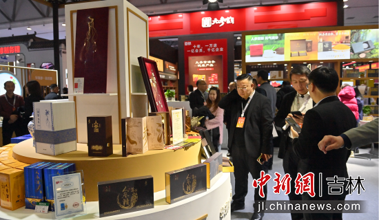 专家和观众在企业展台前询问产品情况。张瑶/摄