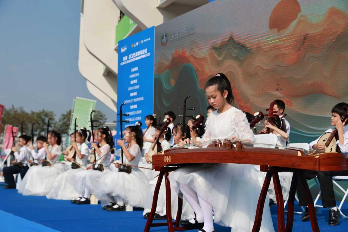 龙华少警在马博会现场奏响《气势如虹》