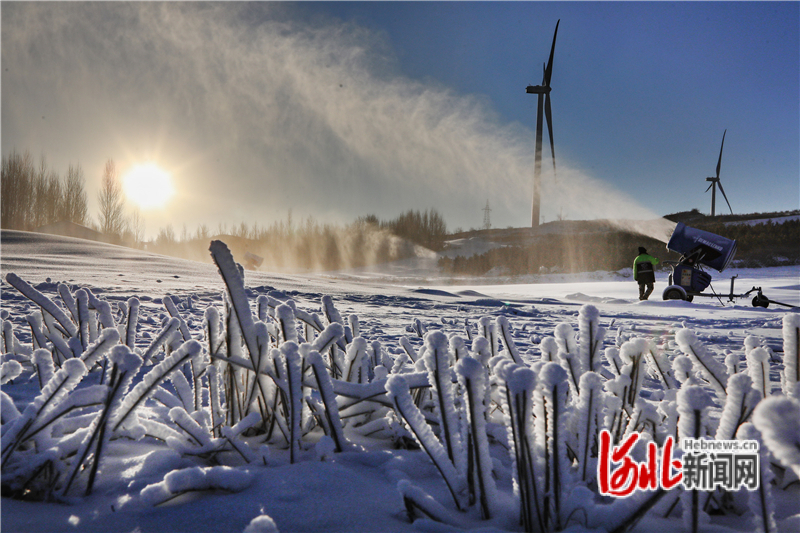 工人正在操作造雪机完成造雪。武殿森摄