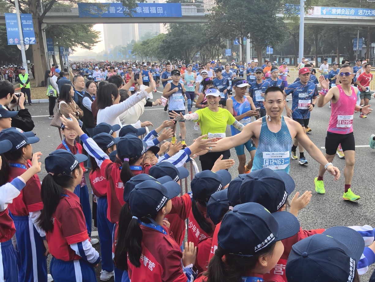 表演结束后少警们和选手现场互动