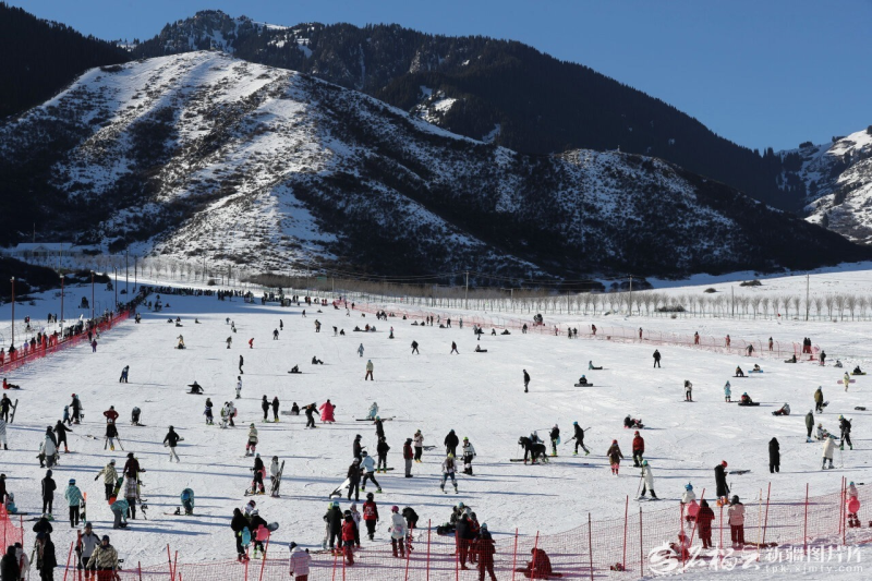12月7日,众多市民和游客在乌鲁木齐南山白云滑雪场滑雪。石榴云/新疆日报记者 李雄心摄