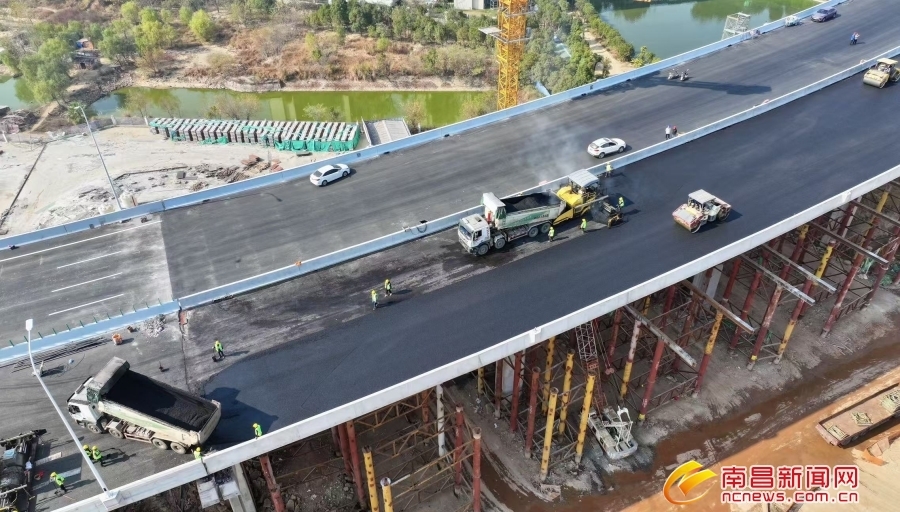 南昌隆兴大桥公路段主线沥青摊铺完成（图）