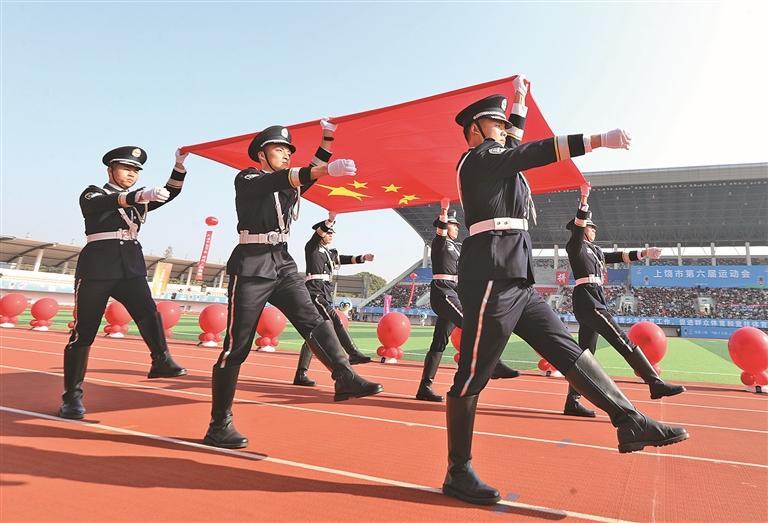 仪仗队手持国旗进场。